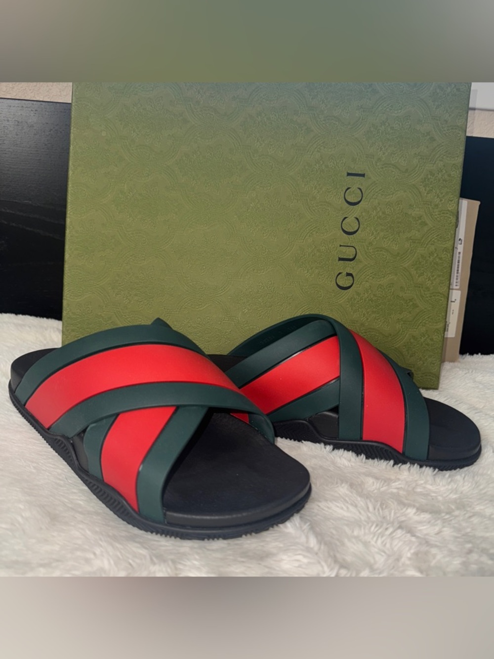 Gucci Men’s Criss Cross Rubber Slide Sandals 8 - Picture 6 of 12